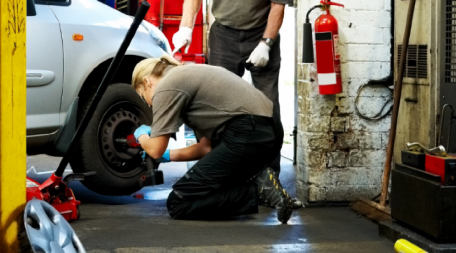 female_mechanic_847x300_acf_cropped